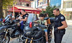 Yunus polisleri Kur'an kursu öğrencilerini sevindirdi