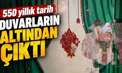 Camide duvarlar dökülünce 550 yıllık bezemeler bulundu