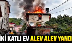 Kastamonu'da iki katlı ev alev alev yandı