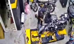 Çırağının çalışkanlığını karşılıksız bırakmadı, taksitle aldığı motosikleti hediye etti
