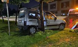 Bursa’da kontrolden çıkan araç ağaca çarptı: 2 yaralı