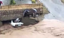 Ürgüp'te sağanak sele neden oldu: Araçta mahsur kalanlar arka camdan kurtarıldı