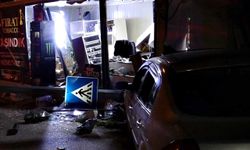 Otomobil konteyner iş yerine daldı: 1 kişi yaralandı