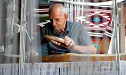 3 metrekarelik dükkandan dünyaya kilim gönderiyor