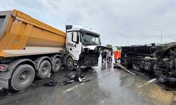 Yağışlı havada kaza! Kontrolden çıkan kamyon devrildi, arkadan gelen hafriyat kamyonu çarptı