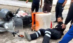 Kuryenin önüne araç çıktı, yağışlı yolda savruldu