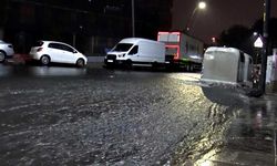 İstanbul'da caddeler göle döndü, sürücüler zor anlar yaşadı