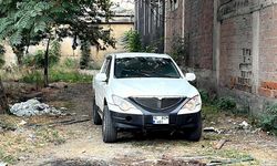 Kendini otomobile kilitleyen kadın ekiplere zor anlar yaşattı
