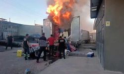 Kars’ta nakliye kamyonu alev alev yandı: Ev eşyaları kullanılamaz hale geldi