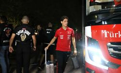 A Milli Futbol Takımı'nı otel önünde yüzlerce taraftar karşıladı