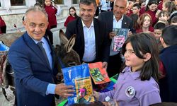 Eşeği Karakaçan’la köy köy geziyor, çocuklara kitap taşıyor