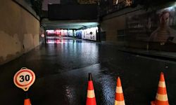 Taksim'de beklenen sağanak bir anda bastırdı: Zincirlikuyu alt geçidini su bastı