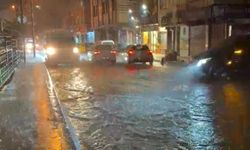 Küçükçekmece’de yollar göle döndü, rögarlar taştı
