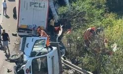 Anadolu Otoyolu'nda bakım aracına çekici çarptı: 3 yaralı