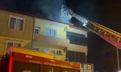 Çardakta çıkan yangın 3 katlı binaya sıçradı; 1 kişi yaralandı