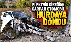 Elektrik direğine çarpan otomobil hurdaya döndü: 2 yaralı