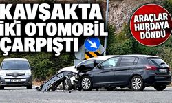 Kavşakta iki otomobil çarpıştı: Araçlar hurdaya döndü