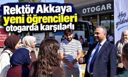 Rektör Akkaya yeni öğrencileri otogarda karşıladı