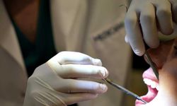 Çene kemiği erimesi implant tedavisine engel değil