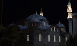 Depremde yıkılan Yeni Cami'nin ışıkları yıllar sonra yeniden yandı