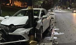 Kontrolden çıkan otomobil aydınlatma direğine saplandı: 4 yaralı