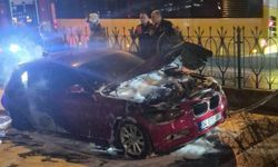 Fatih’te yanan otomobil hurdaya döndü
