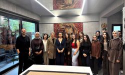 Gençler atıkları sanata dönüştüren çalışmaları inceledi