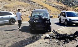 Hafif ticari araç ile kamyonet çarpıştı: 4 yaralı