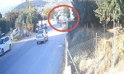 Hafriyat kamyonu iki aracı biçip bahçeye uçtu: 1 yaralı