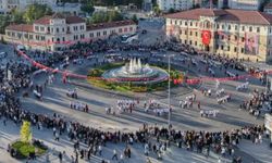 Müziği duyan meydana akın etti, bin 58 kişi halayda buluştu
