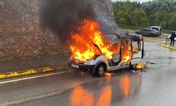Seyir halindeki araç alevlere teslim oldu