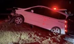 Kontrolden çıkan otomobil kum rampada asılı kaldı