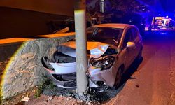 Çarpışan otomobil elektrik direğine çarptı: 5 yaralı