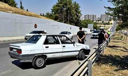 15 yaşındaki sürücünün kullandığı otomobil bariyerlere çarptı: 2 yaralı