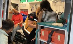 Kontrolden çıktı, kaldırıma vurup park halindeki araca çarptı