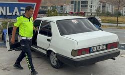 Otomobilin refüje çıkıp direği devirdiği kaza kamerada