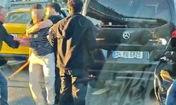 Trafik kazası sonrası yumruklu sopalı kavga kamerada