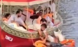 Köprüden nehre düştü, gezi teknesindekiler kurtardı