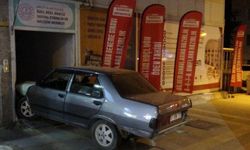 Kontrolden çıkan otomobil dershaneye girdi