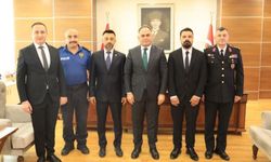 Vali'den heimlich manevrasıyla çocuğu kurtaran polislere başarı belgesi