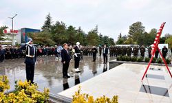 29 Ekim coşkusu! Atatürk Anıtı'na çelenk sunuldu