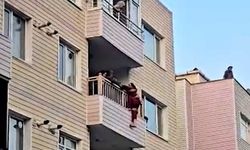 Balkonda intihar girişiminde bulunan kişiyi ailesi engelledi