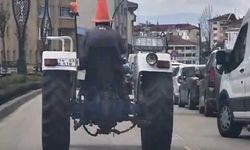 Bolu'da trafikte ilginç görüntü: Başına duba geçirip traktör sürdü