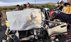 Fiat Tofaş otomobil kazada hurdaya döndü: 1 ölü, 7 yaralı