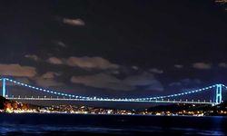 Fatih Sultan Mehmet Köprüsü turkuaz renge büründü