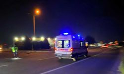 Trafikte kalan ambulansa polis ekiplerinden hızlı müdahale