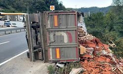Tuğla yüklü tır devrildi, sürücü araçtan kendi imkanlarıyla çıktı