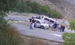 İki aracın arasında kalan kadının ölümden kıl payı kurtulduğu kaza
