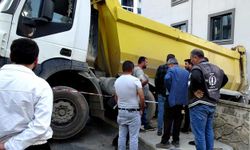Freni patlayan hafriyat kamyonu 6 katlı binaya daldı