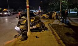 Kavşakta iki otomobil çarpıştı: 3 kişi yaralandı